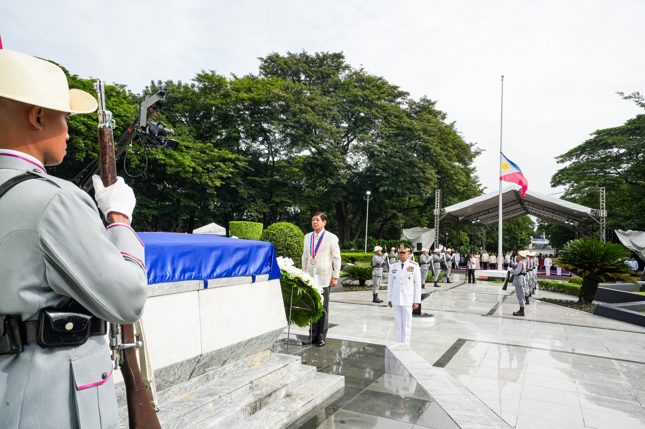 Pinamunuan ni Pangulong Ferdinand R. Marcos Jr. ang isang programa sa Libingan ng mga Bayani para sa komemorasyon ng National Heroes Day ngayong ika-28 ng Agosto 2023.Binigyang-diin ng Pangulo ang kahalagahan ng pagkilala sa mga bayani, tanyag man o mga itinuturing “everyday heroes,” gaya ng mga rumeresponde sa sakuna, mga magsasaka, mga guro, pati na rin ang mga OFW na ipinaglaban ni DMW Sec. Toots Ople. Aniya, marapat lamang na magsilbing inspirasyon ang kanilang kabayanihan at hindi dapat isantabi dahil sa malaking kontribusyon ng mga ito sa bansa.