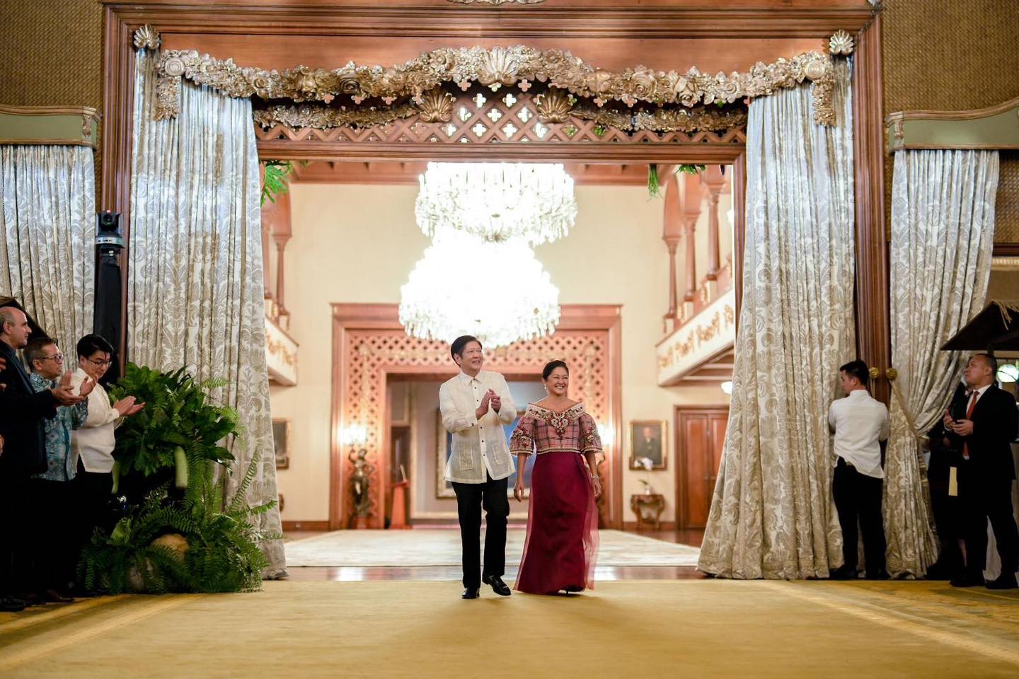 Kinilala ni Pangulong Ferdinand R. Marcos Jr. ang kahalagahan ng Diplomatic Corps sa pagpapalakas ng relasyon ng Pilipinas sa iba’t ibang bansa sa Vin d'Honneur ngayong ika-11 ng Enero. Sa kanyang talumpati, binigyang-diin ni PBBM ang layuning patuloy na makipag-ugnayan para matugunan ang mga pangangailangan ng mga Pilipino sa edukasyon, pagkain, kalusugan, trabaho, at iba pa. Ibinahagi niya rin ang pagsigla ng ekonomiya ng Pilipinas, maging ang dedikasyon ng bansa sa kooperasyon at kapayapaan.