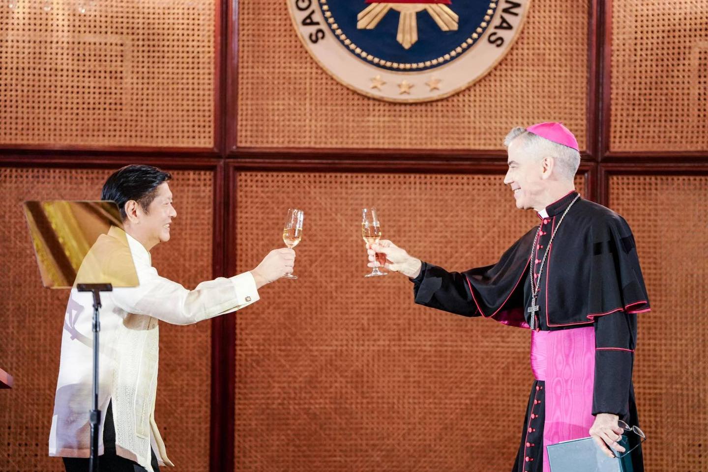 Kinilala ni Pangulong Ferdinand R. Marcos Jr. ang kahalagahan ng Diplomatic Corps sa pagpapalakas ng relasyon ng Pilipinas sa iba’t ibang bansa sa Vin d'Honneur ngayong ika-11 ng Enero.Sa kanyang talumpati, binigyang-diin ni PBBM ang layuning patuloy na makipag-ugnayan para matugunan ang mga pangangailangan ng mga Pilipino sa edukasyon, pagkain, kalusugan, trabaho, at iba pa. Ibinahagi niya rin ang pagsigla ng ekonomiya ng Pilipinas, maging ang dedikasyon ng bansa sa kooperasyon at kapayapaan.