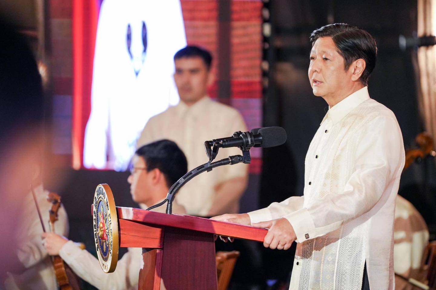 Kinilala ni Pangulong Ferdinand R. Marcos Jr. ang kahalagahan ng Diplomatic Corps sa pagpapalakas ng relasyon ng Pilipinas sa iba’t ibang bansa sa Vin d'Honneur ngayong ika-11 ng Enero.Sa kanyang talumpati, binigyang-diin ni PBBM ang layuning patuloy na makipag-ugnayan para matugunan ang mga pangangailangan ng mga Pilipino sa edukasyon, pagkain, kalusugan, trabaho, at iba pa. Ibinahagi niya rin ang pagsigla ng ekonomiya ng Pilipinas, maging ang dedikasyon ng bansa sa kooperasyon at kapayapaan.