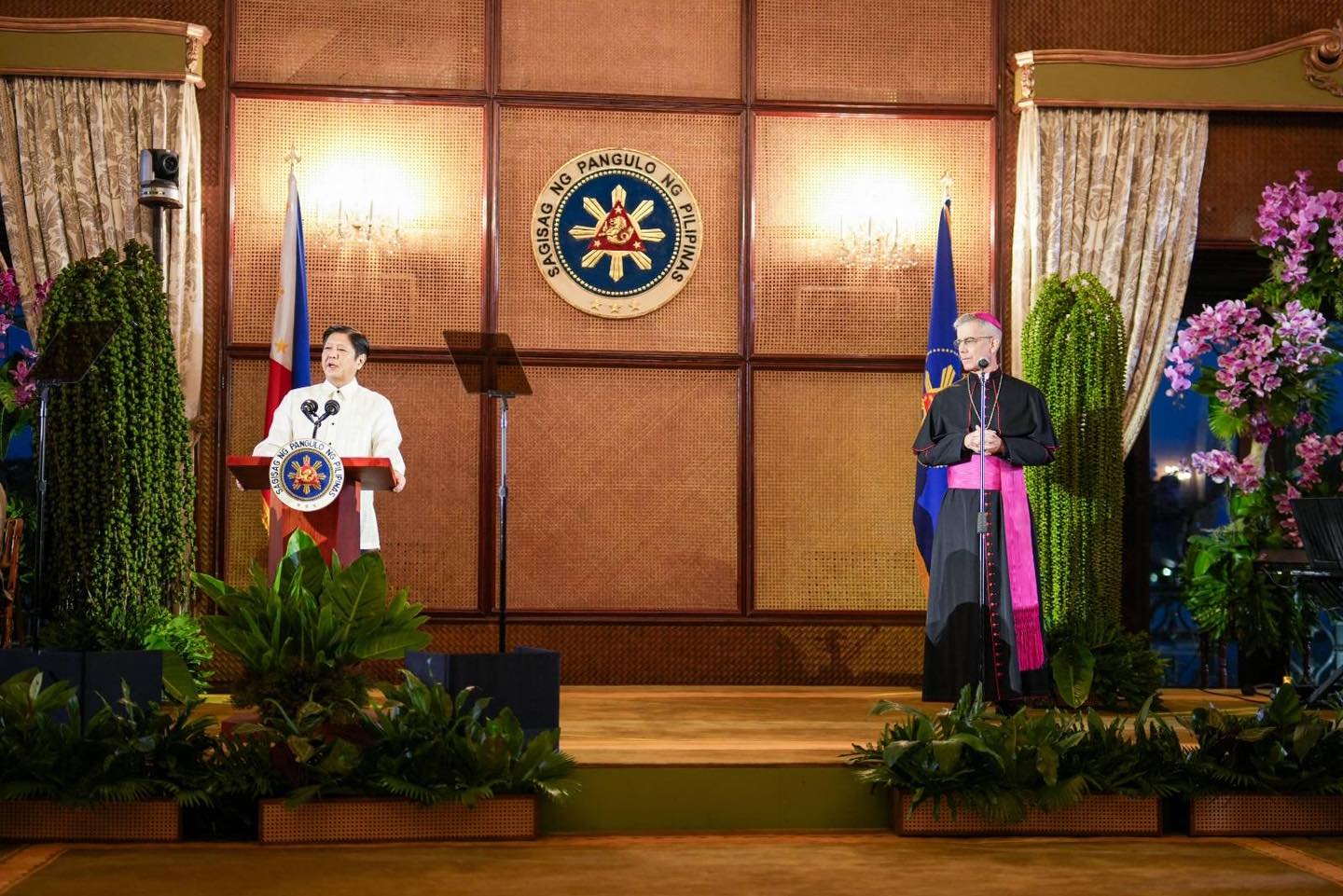 Kinilala ni Pangulong Ferdinand R. Marcos Jr. ang kahalagahan ng Diplomatic Corps sa pagpapalakas ng relasyon ng Pilipinas sa iba’t ibang bansa sa Vin d'Honneur ngayong ika-11 ng Enero.Sa kanyang talumpati, binigyang-diin ni PBBM ang layuning patuloy na makipag-ugnayan para matugunan ang mga pangangailangan ng mga Pilipino sa edukasyon, pagkain, kalusugan, trabaho, at iba pa. Ibinahagi niya rin ang pagsigla ng ekonomiya ng Pilipinas, maging ang dedikasyon ng bansa sa kooperasyon at kapayapaan.