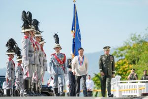 Ngayong ika-82 na Araw ng Kagitingan, nag-alay si Pangulong Ferdinand R. Marcos Jr. ng bulaklak sa Mount Samat National Shrine sa Bataan para sa mga sundalong lumaban sa World War II. Kinilala ni PBBM ang sakripisyo ng ating Sandatahang Lakas at siya’y nanawagan sa mga kaugnay na ahensya na pag-aralan ang separation benefits para sa mga beteranong nagtamo ng permanenteng kapansanan habang nasa tungkulin.