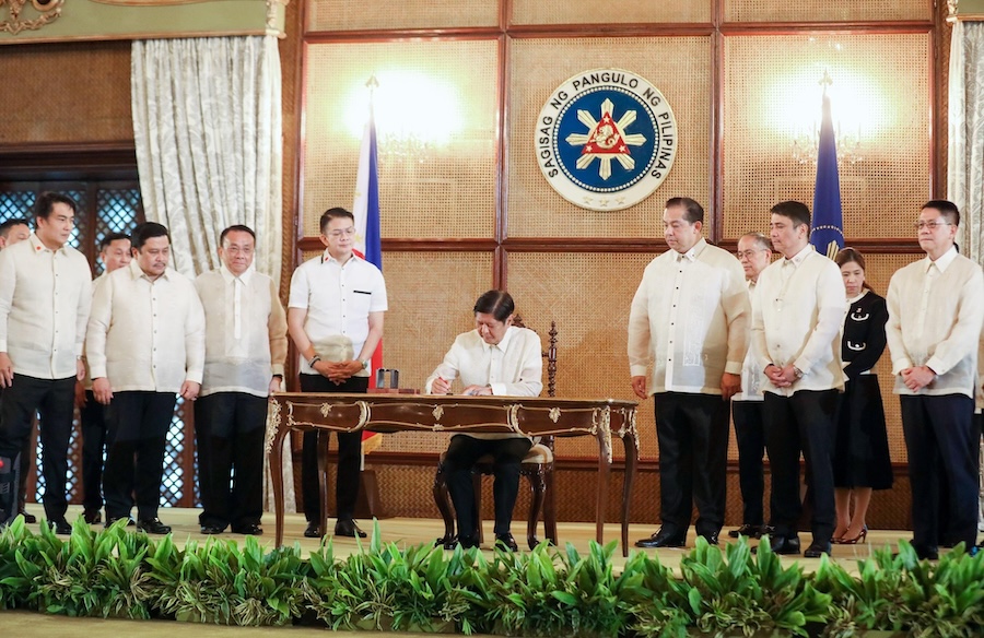 President Ferdinand R. Marcos Jr. called on legislators from both houses of Congress to continue working together with the executive branch to improve people’s lives and to craft laws based on foresight as he led Monday the ceremonial signing at the Palace of the Kabalikat sa Pagtuturo Act.