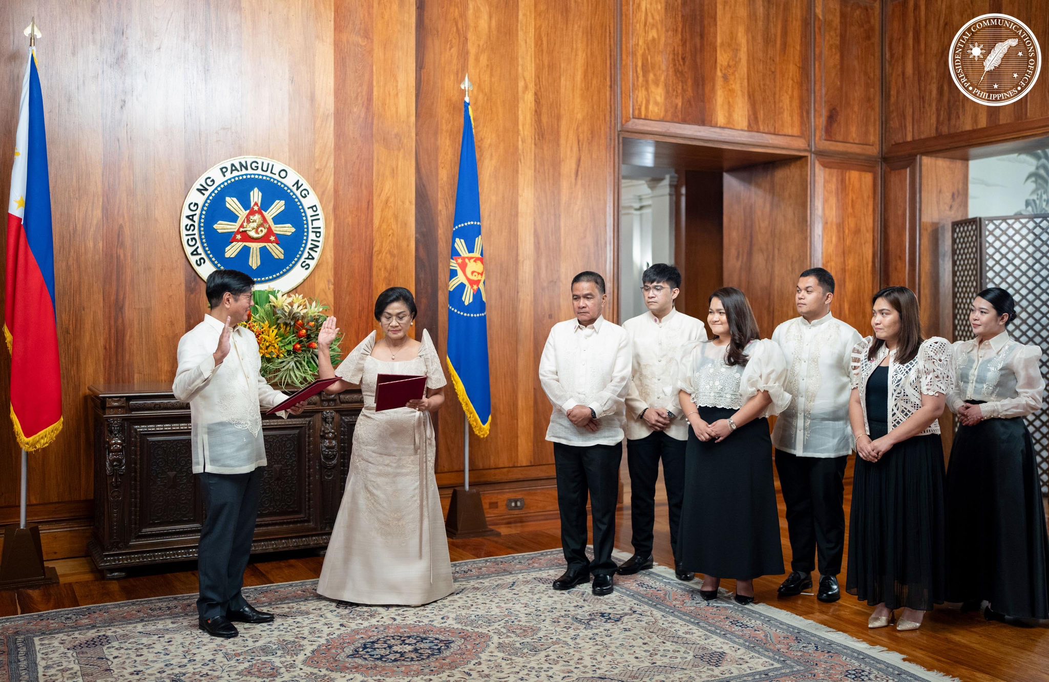 Pinangunahan ni Pangulong Ferdinand R. Marcos Jr. ang panunumpa ni Bb. Shirley C. Agrupis bilang bagong Chairperson ng Commission on Higher Education.